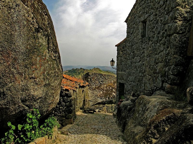 В течение восьми веков Монсанту был территориальным центром исторической провинции Бейра-Байша, Португалия.  Cida Garcia (Annoni), Flickr