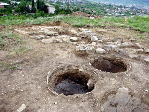 Грузинские археологи нашли в горах древний винный погреб
