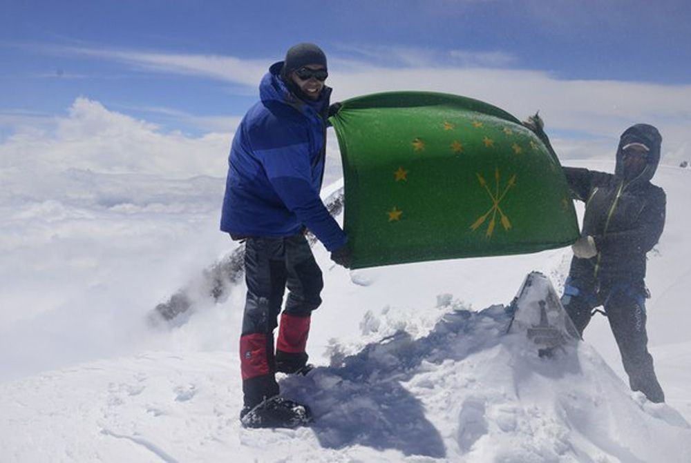 Под флагом Адыгеи: альпинисты рассказали, как родина помогает им покорять вершины