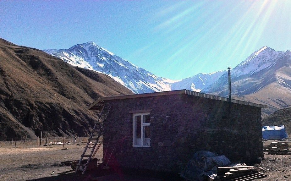Домик для альпинистов построили у горы Базардюзю в Дагестане