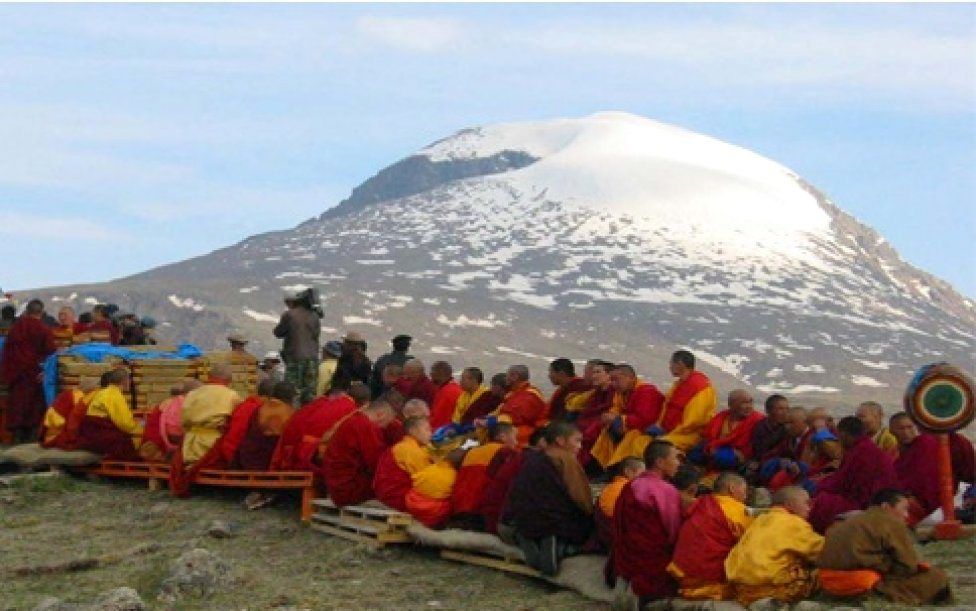 Президенту Монголии вручили сертификат ЮНЕСКО, выданный горе Бурхан-Халдун