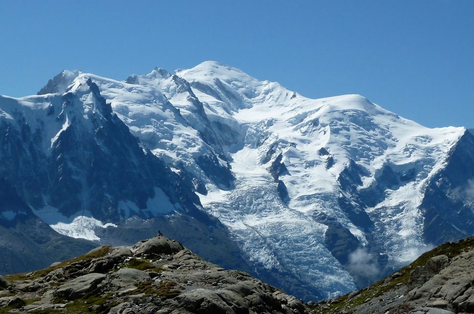 Монте-Роза -  горный массив, расположенный в кантоне Вале, Швейцария, и итальянских провинциях Пьемонт и Долина Аосты