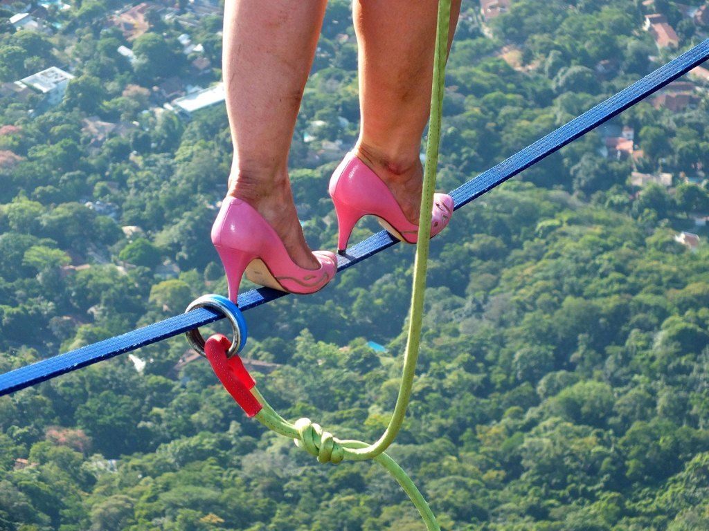 По канату на каблуках: американка прошла в розовых туфлях над пропастью  