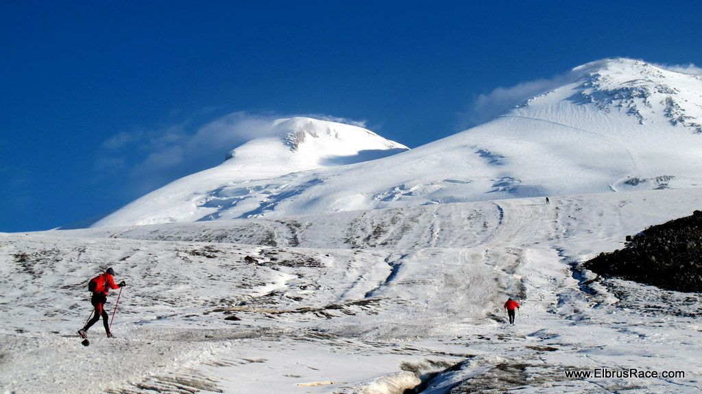 Скоростной забег на Эльбрус совершил североосетинский альпинист в суперлуние