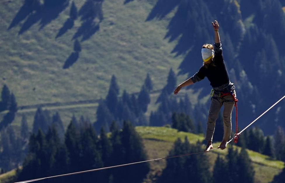 Прогулки над бездной: в Швейцарии состоялись соревнования канатоходцев 