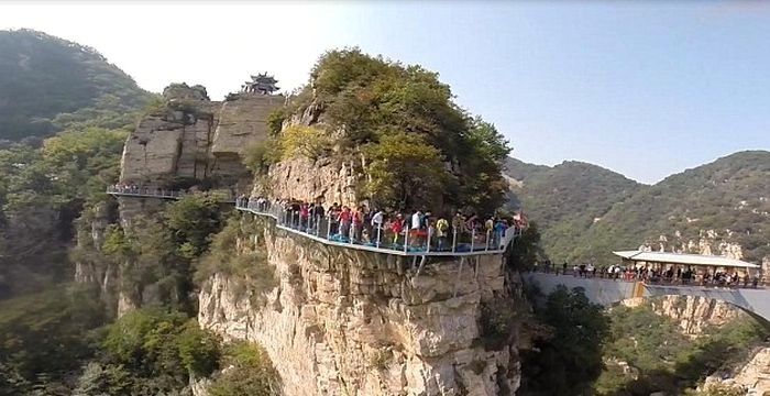 Стеклянный мост над пропастью треснул под ногами туристов в Китае