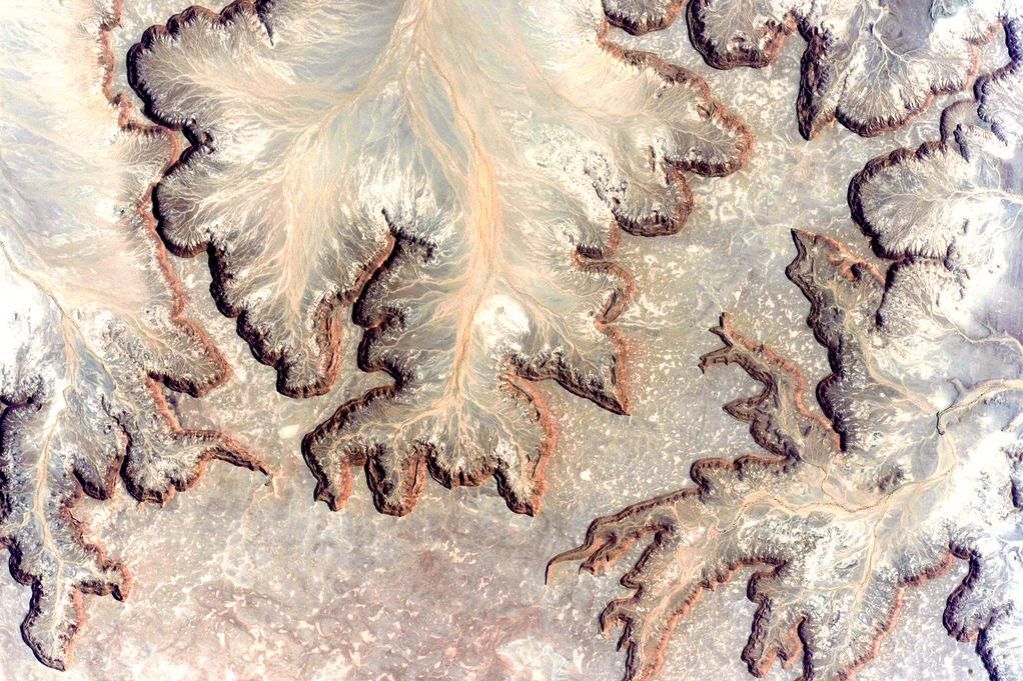 Искусство Земли от Скотта Келли: новые снимки Гималаев и Сахары с МКС