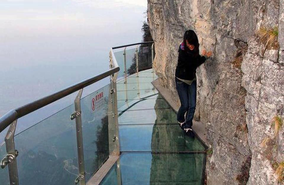 Стеклянный мост над пропастью треснул под ногами туристов в Китае