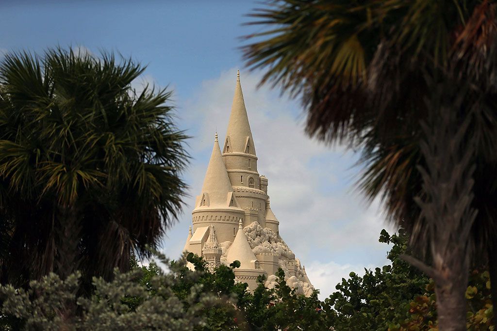 Cамый высокий в мире замок из песка построили в американском Майами 