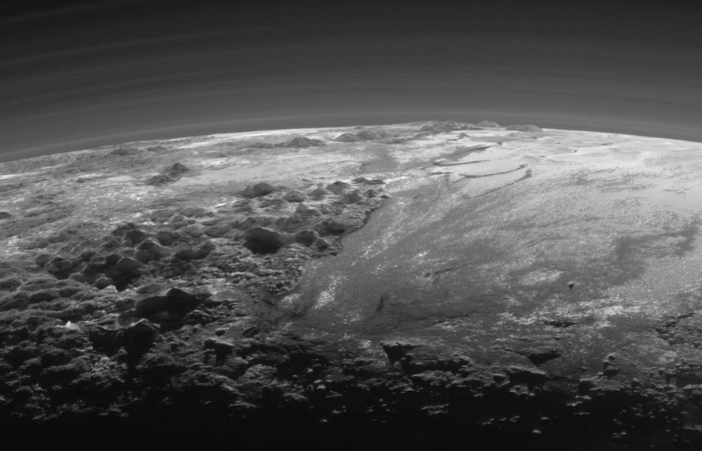 Новые фото НАСА: ледяные горы и ручьи в лучах заходящего Солнца на Плутоне 