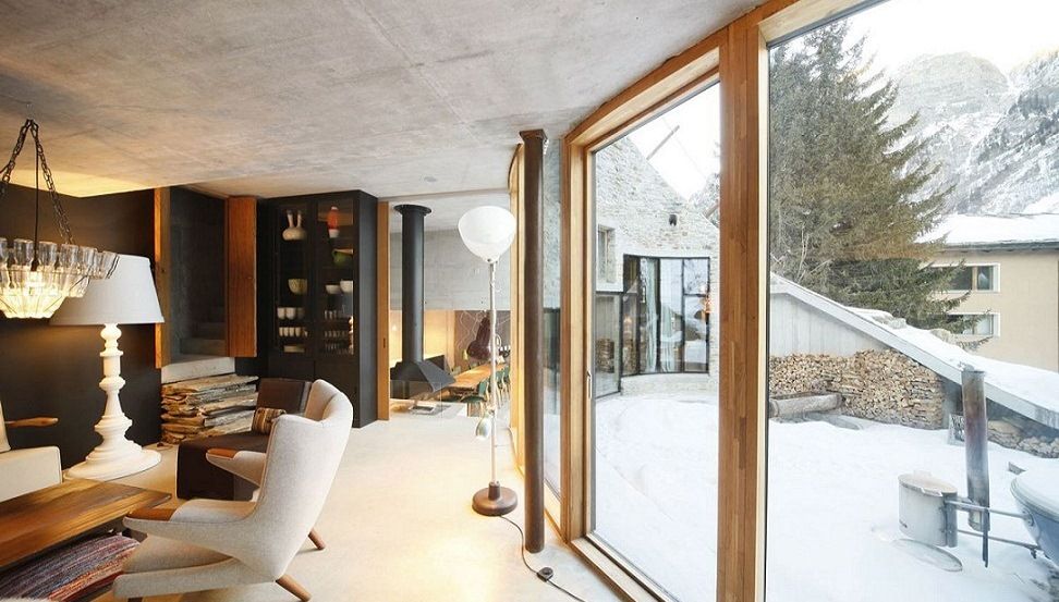 Дом внутри холма в швейцарской деревне Вальс 