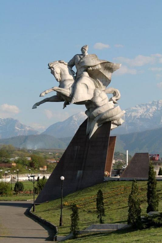 Памятник дважды Герою Советского Союза Иссе Плиеву во Владикавказе