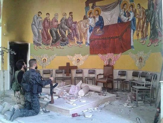 Солдаты сирийской армии молятся в разрушенном террористами ИГ храме в Маалюле