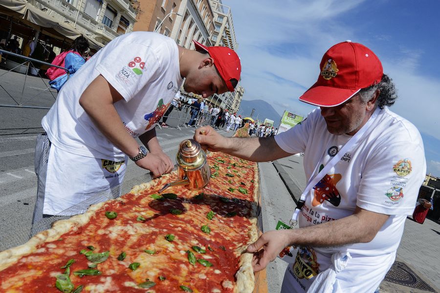 Рекордную пиццу длиной почти два километра испекли в Италии