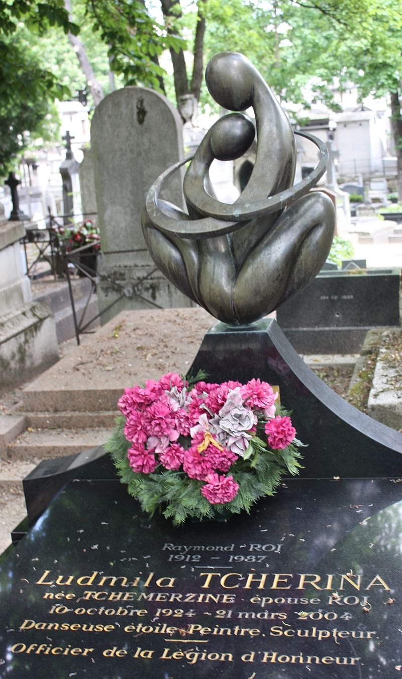 Уменьшенная копия«Сердца Европы» на могиле Людмилы Чериной