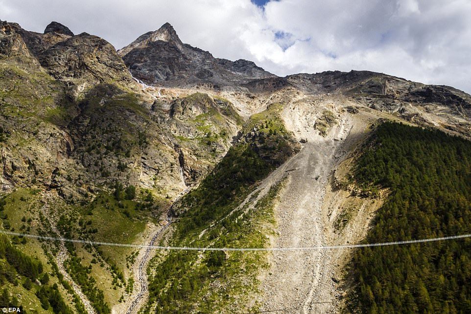 В Швейцарских Альпах открыт самый длинный подвесной мост 