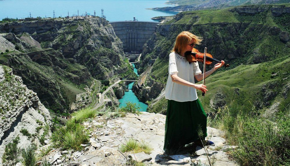 Мадия Ибрагимова сыграла на скрипке над пропастью глубиной почти 2000 метров. Фото: Шамиль Сангареев