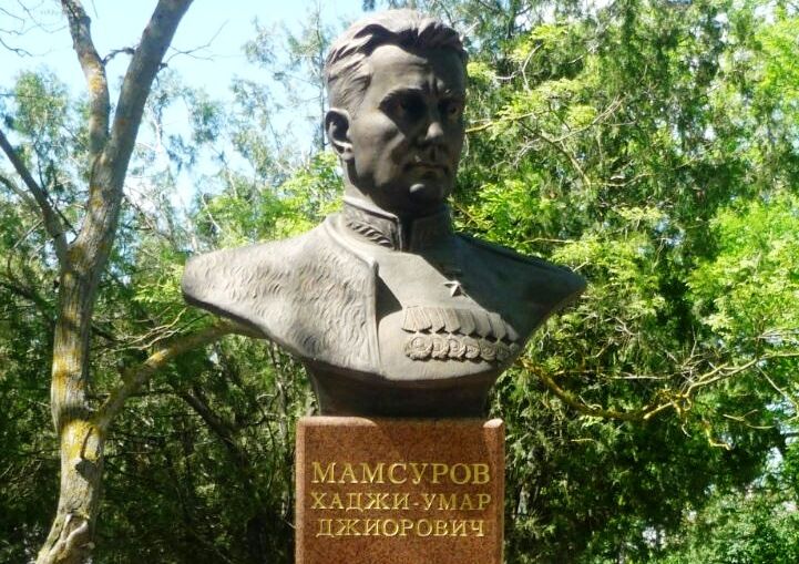 Он вернулся в граните и бронзе. В Крыму открыли памятник легендарному Хаджи Мамсурову