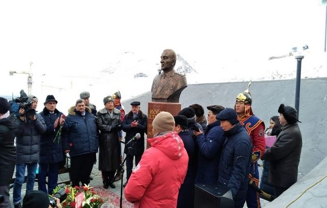 В Монголии на горе Зайсан-Толгой открыли памятник легендарному Иссе Плиеву
