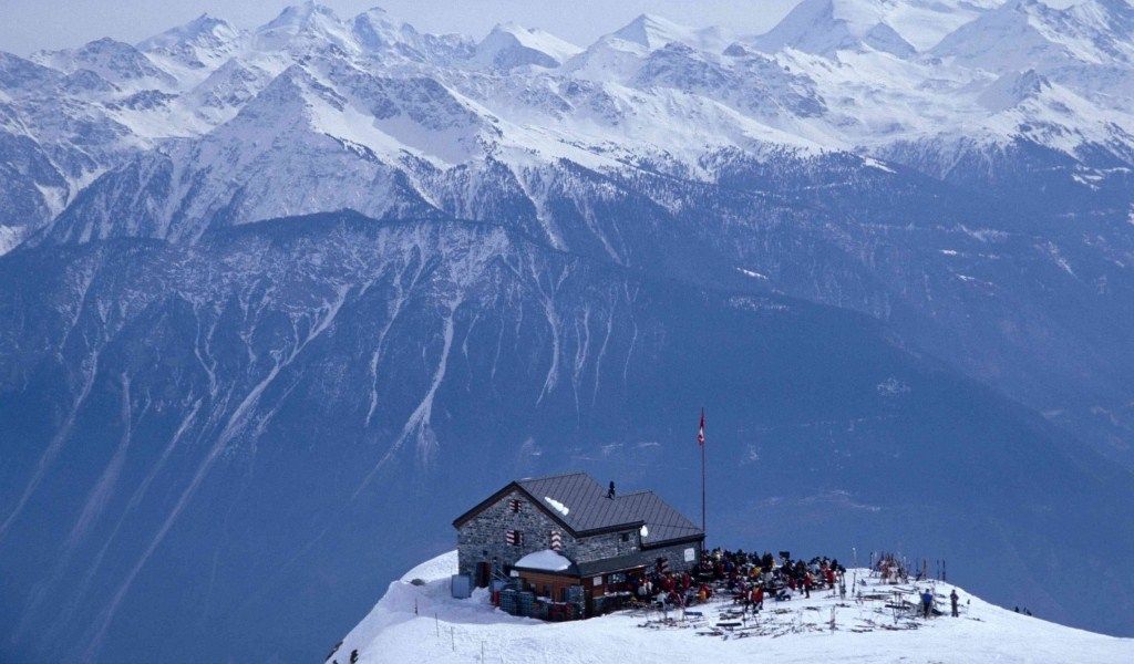 Пьяный турист в поисках отеля случайно покорил вершину в Альпах