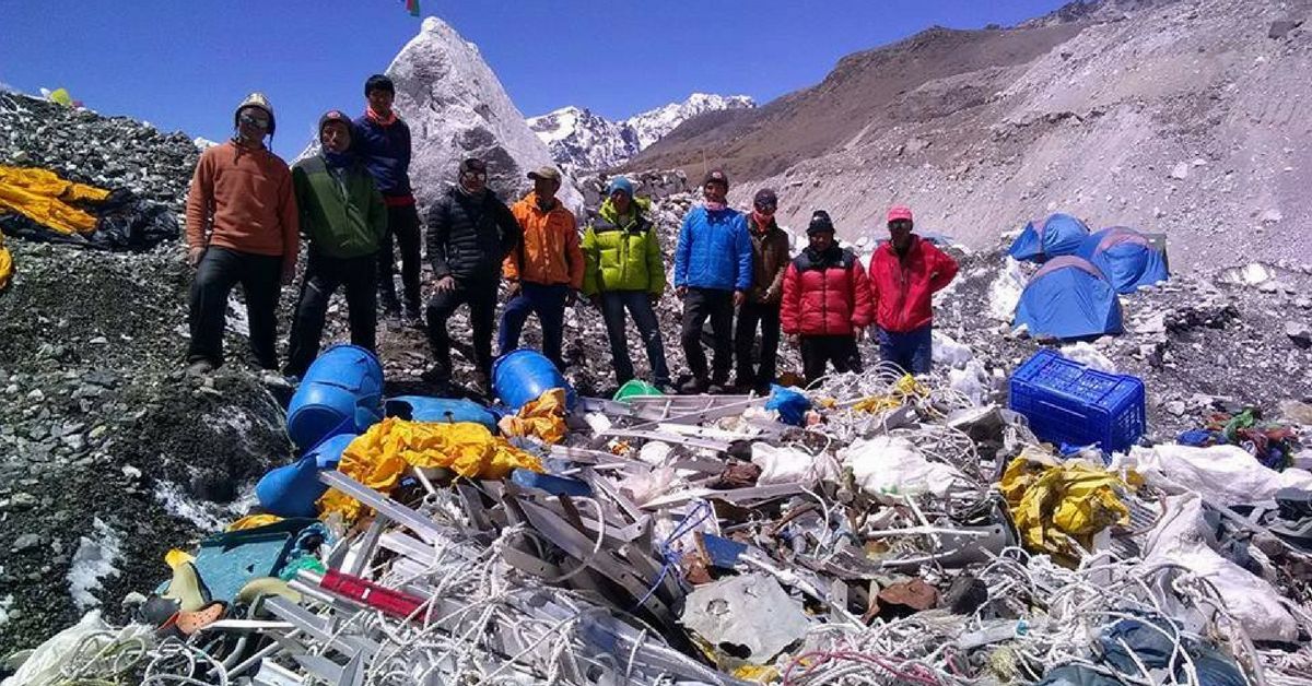 Уборка на Эвересте: с «крыши мира» спустили 4 тела и 11 тонн мусора