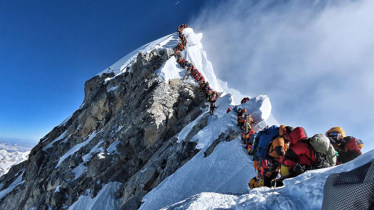 Длинная очередь на вершину Эвереста убила трех альпинистов