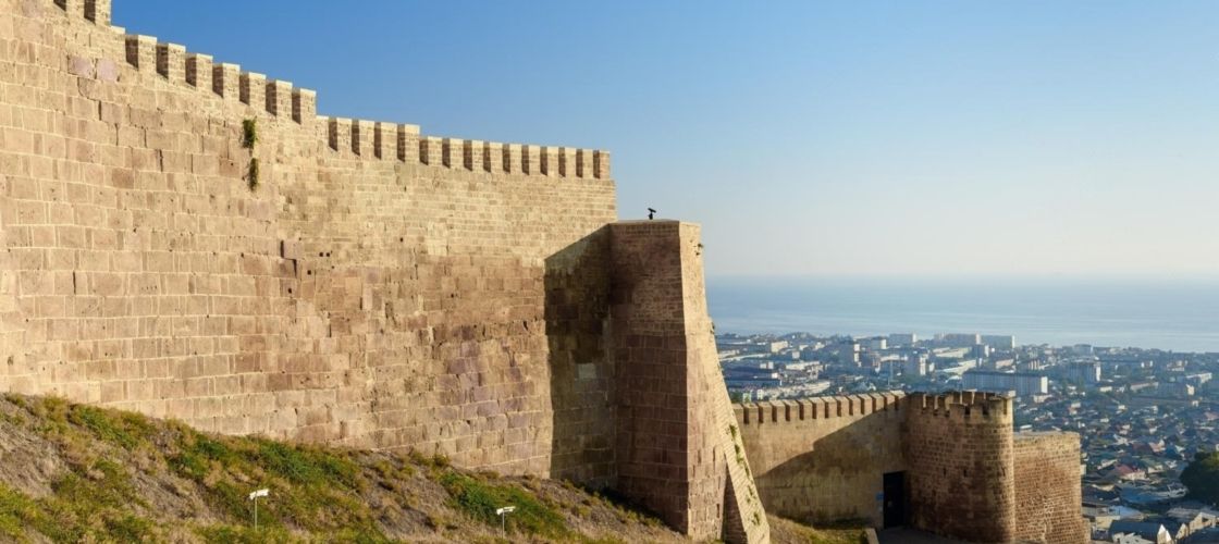 В Дербенте отреставрируют средневековую крепостную стену