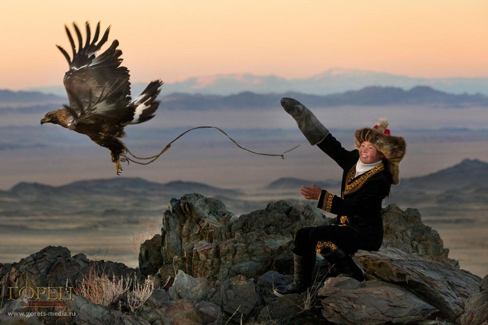 Орла на лету остановит: 13-летняя казашка из Монголии учит золотых орлов охоте 