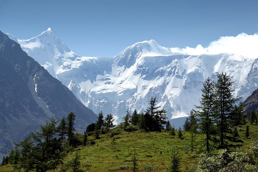 Главный символ горного Алтая – двухвершинная Белуха, уходящая  в небо в своей самой высокой точке на 4509 метров