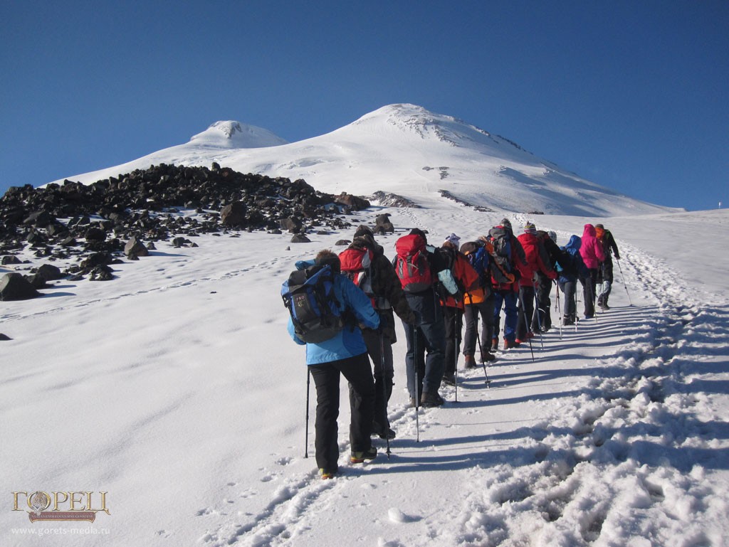 Альпинисты 14 стран совершили восхождение на Эльбрус в честь 70-летия Победы
