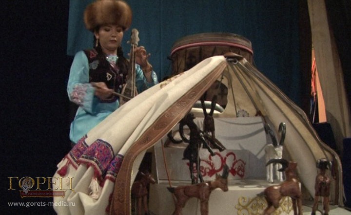 Айнура Бердигулова и ее игрушечные козлы, танцующие под национальную музыку