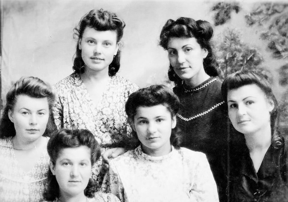 Послевоенная фотография. Мама (справа в верхнем ряду) с однокурсницами. Краснодар