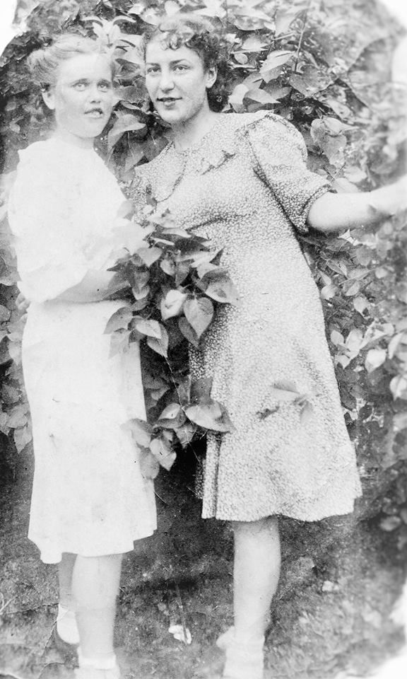 Мама (справа) с подружкой накануне войны.  Фото сделано на Кубани