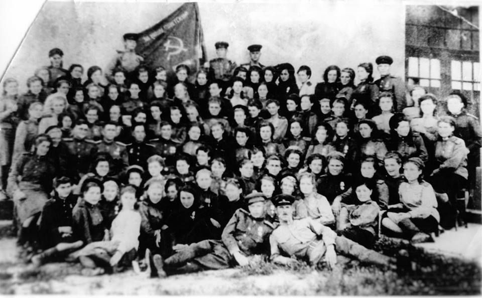 Май 1945 год. Чехословакия. Фото на память перед демобилизацией.. Среди этих девушек и наша мама.