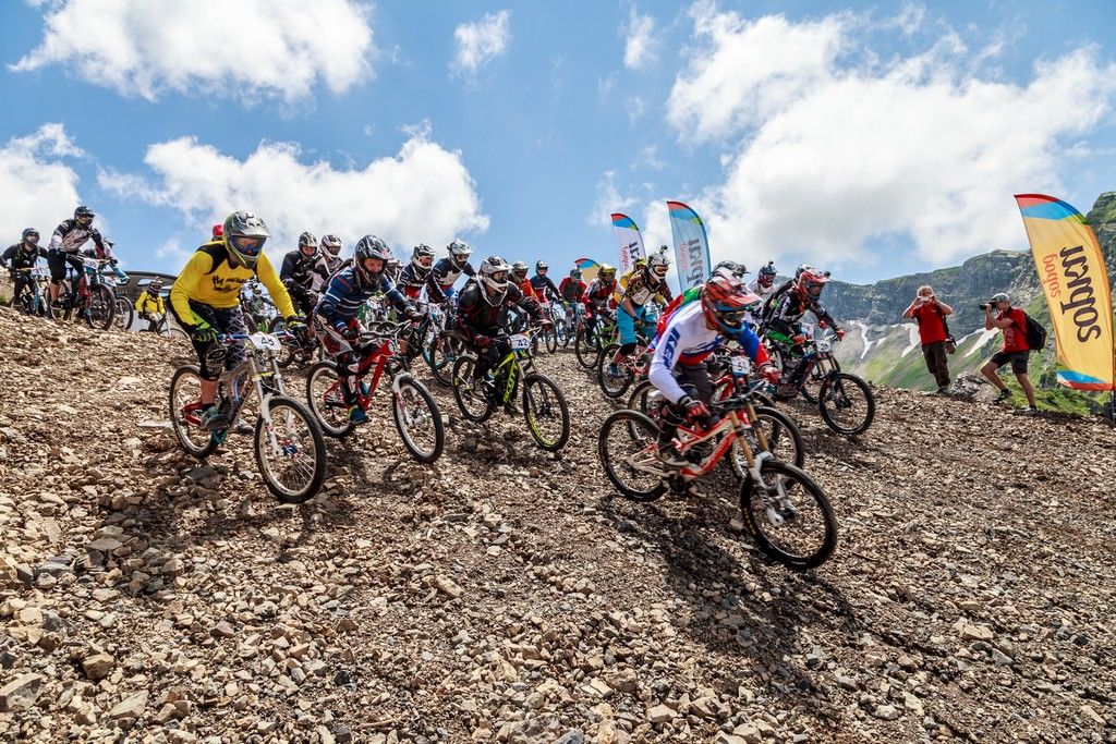 Экстремалы Сочи готовятся к массовому спуску с горы на велосипедах 