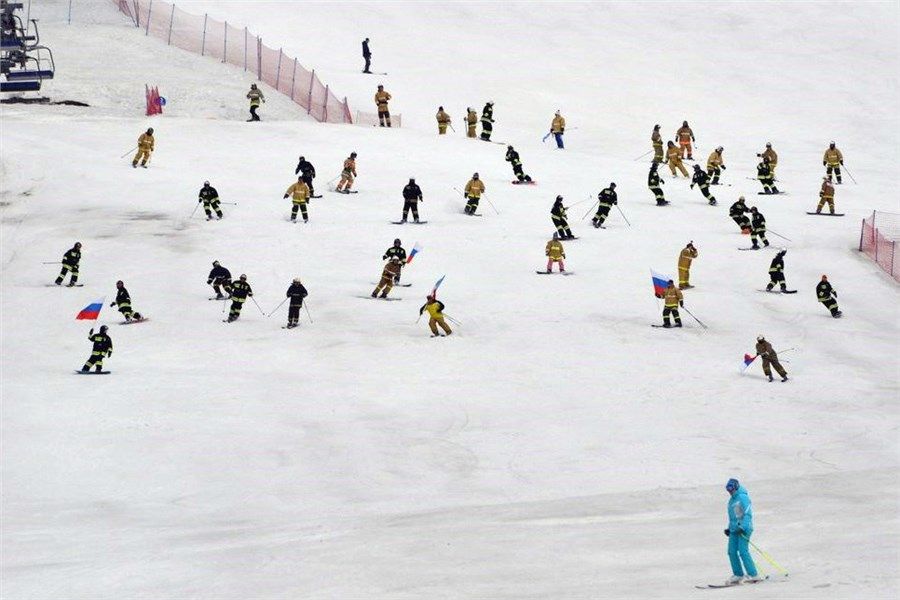 Красноярские огнеборцы устроили массовый спуск с горы на лыжах