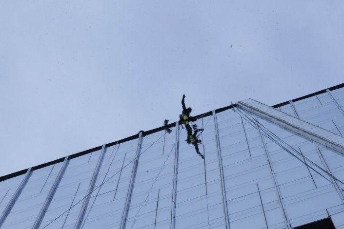 «Человек-паук» Ален Робер взобрался на Esentai Tower в Алма-Ате