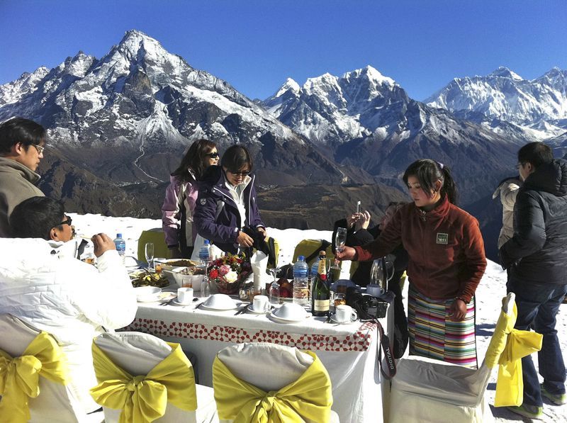 Завтрак у Эвереста предлагают богатым путешественникам в Непале