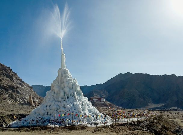 В Гималаях строят ледяные башни для борьбы с засухой