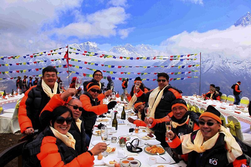 Завтрак у Эвереста предлагают богатым путешественникам в Непале