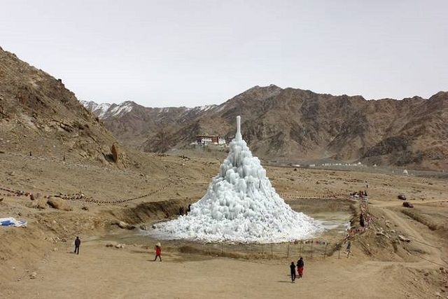 В Гималаях строят ледяные башни для борьбы с засухой