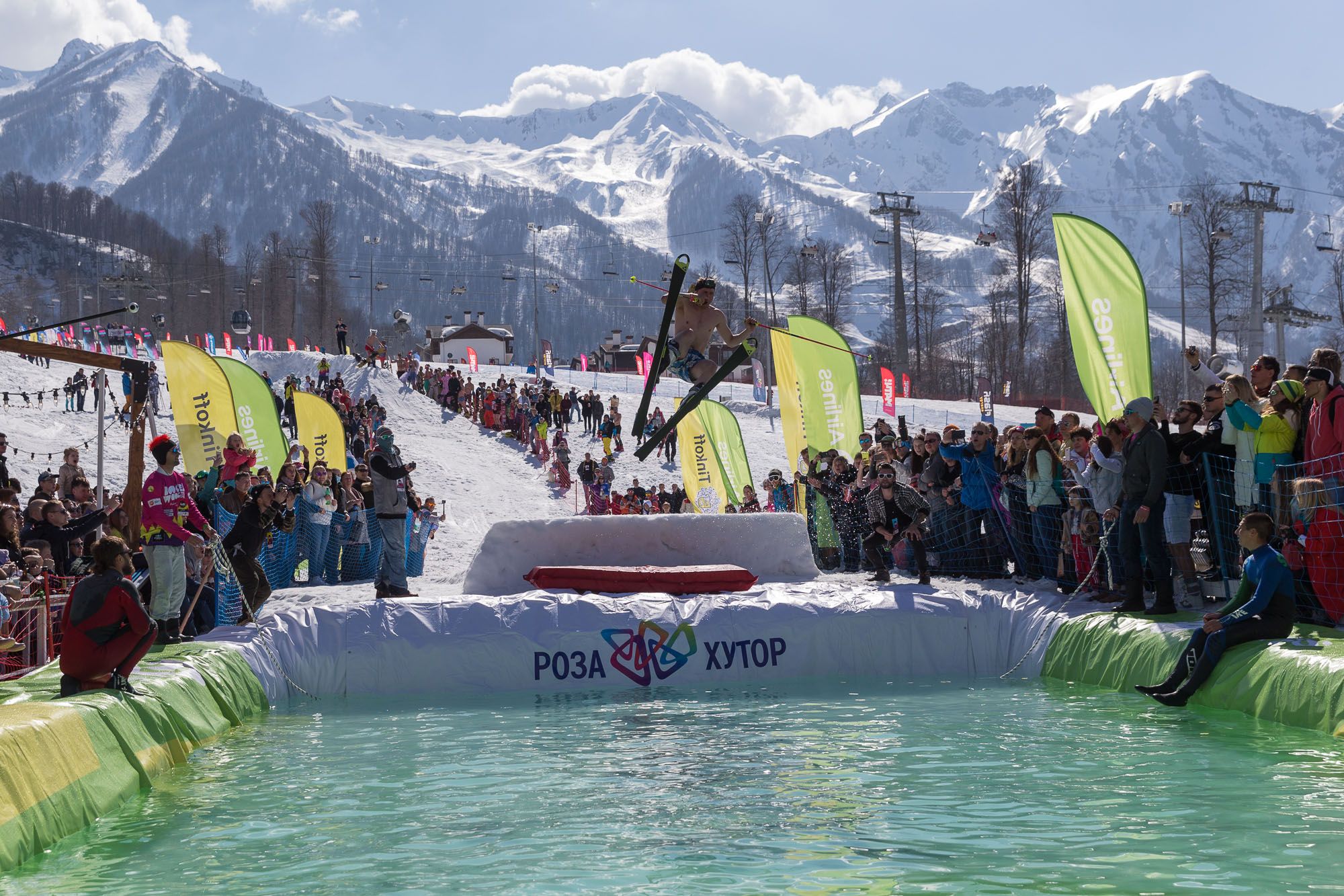 Новый рекорд по спуску с горы в купальниках установили в Сочи