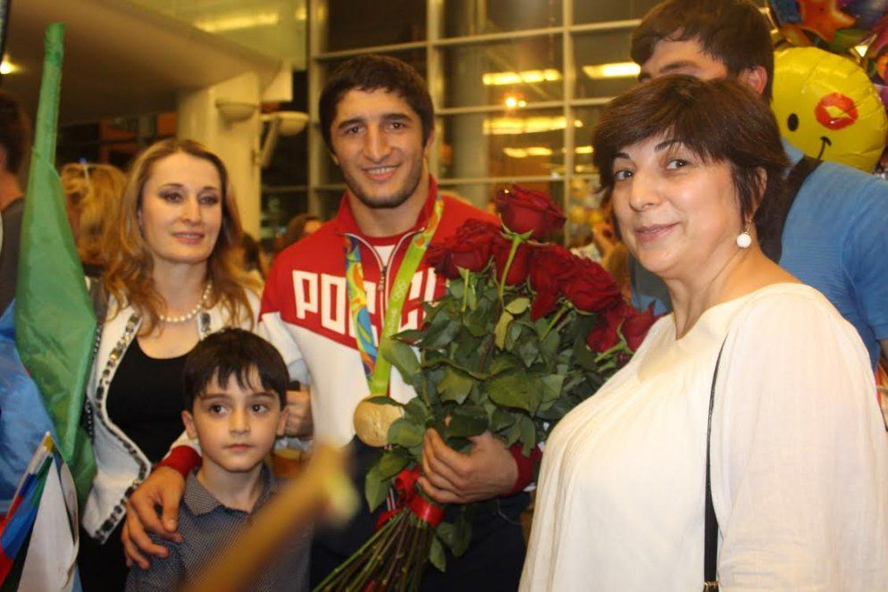 Национальными танцами встретили олимпийца Садулаева в Москве