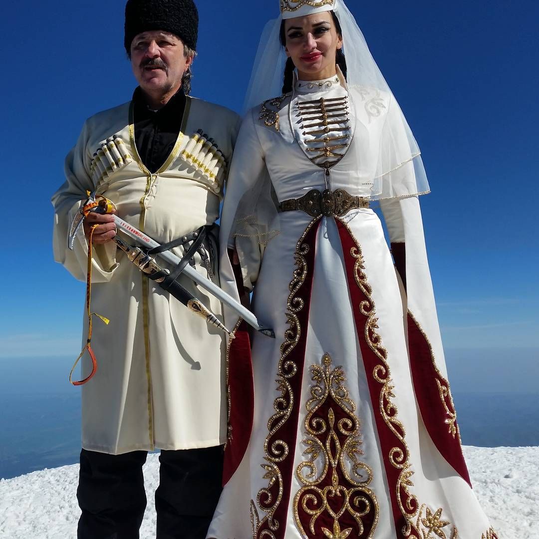 Лезгинку на Эльбрусе станцевала пара из Осетии 