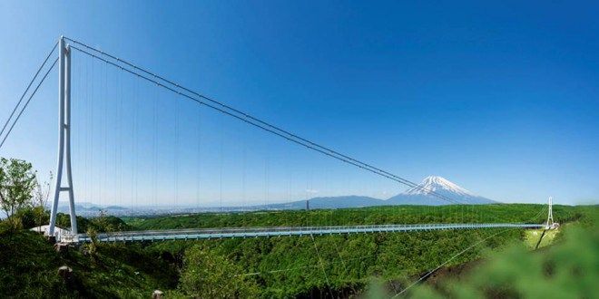Подвесной пешеходный мост с видом на Фудзи построили в Японии