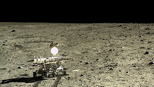 Китайский луноход обнаружил новый тип грунта на Луне
