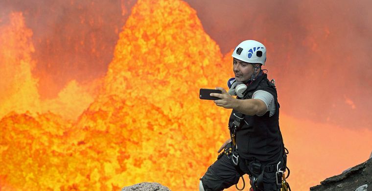 Ник Хейлик фотографируется на фоне пышущей жаром магмы