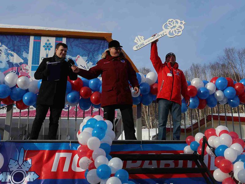 Владимир Илюхин вручил символический ключ от новой канатной дороги руководству горнолыжного комплекса