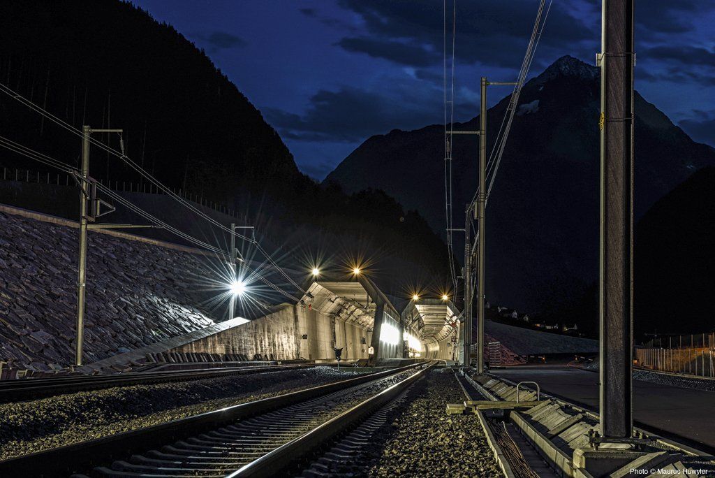 Первый поезд проехал по длиннейшему в мире Готардскому тоннелю