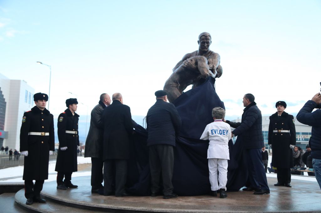 Памятник «льву Кавказа» Берду Евлоеву открыли в Назрани